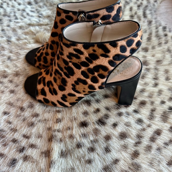Super cute Vince Camuto heels leopard print real fur size 7 - Picture 2 of 6